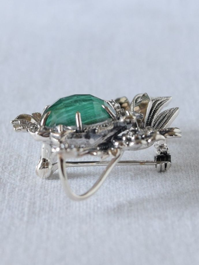 モリスデザインーのブローチ