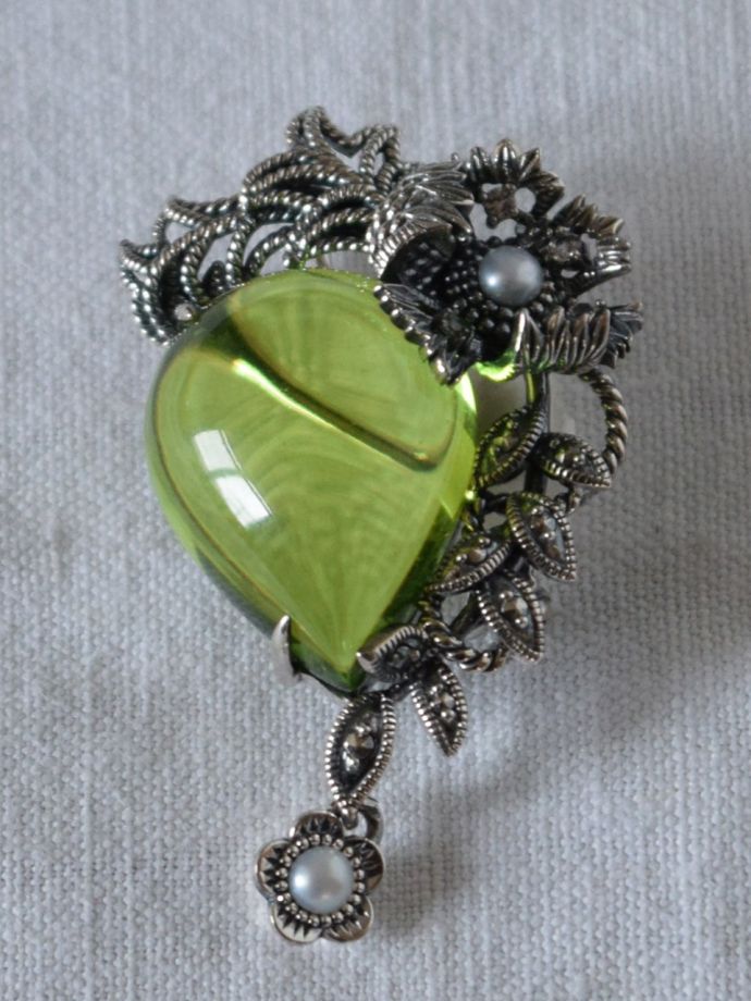 ウィリアムモリスデザインのブローチ