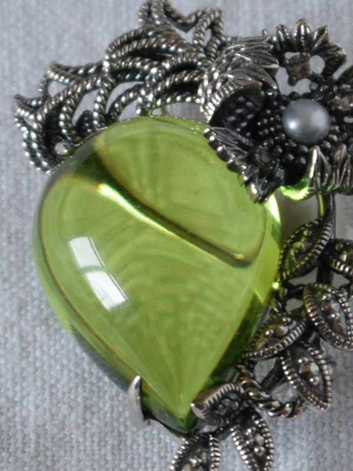 モリスのブローチの天然石