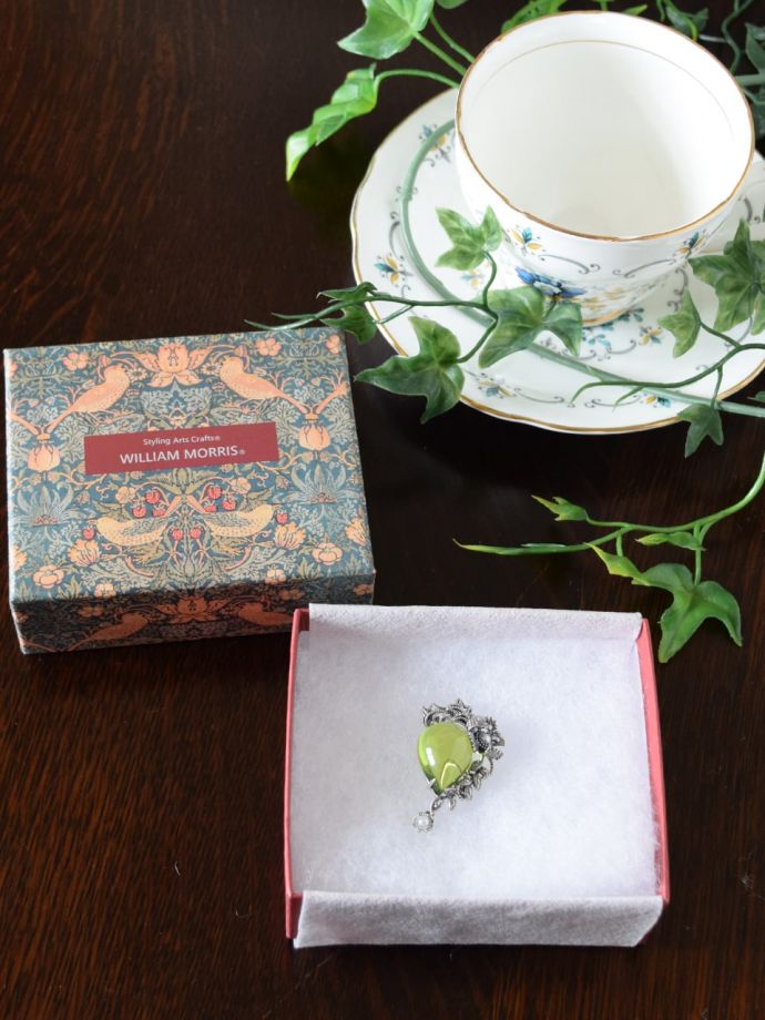 ウィリアムモリスジュエリーの専用ボックス入り