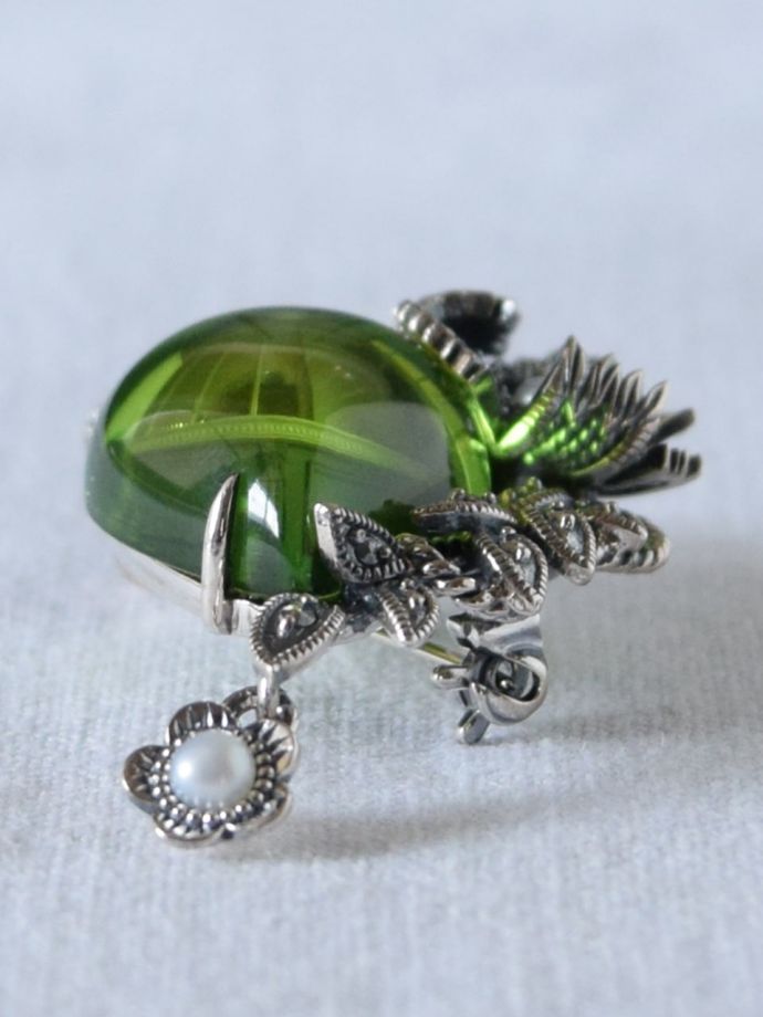 モリスデザインーのブローチ