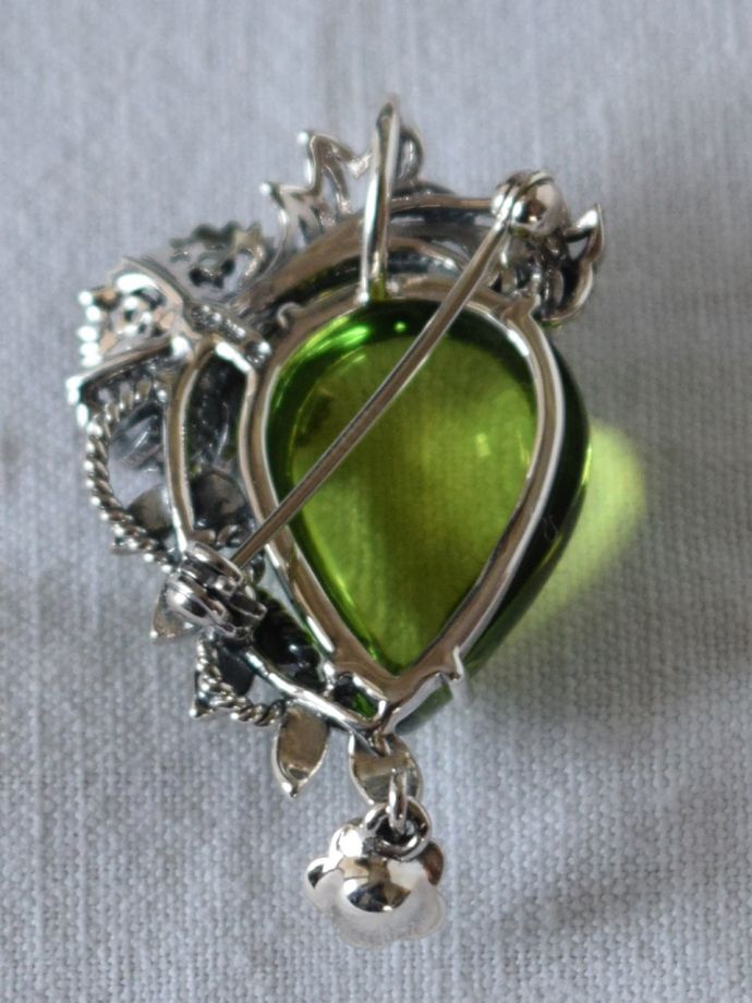 ブローチの裏側