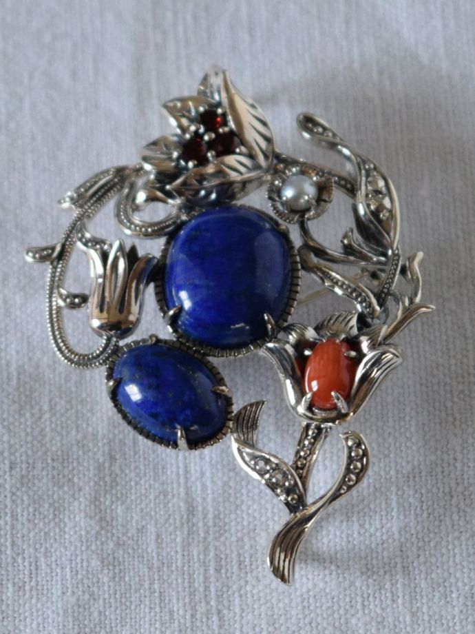 ウィリアムモリスデザインのブローチ