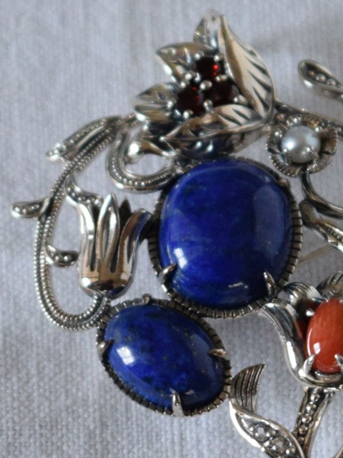 モリスのブローチの天然石