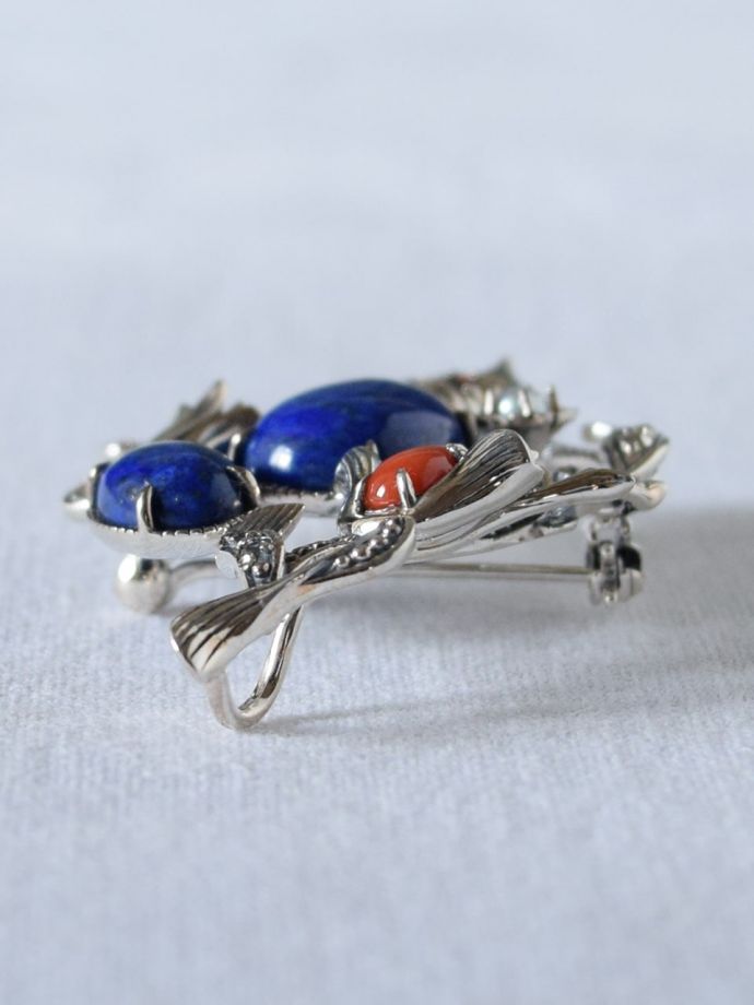 モリスデザインーのブローチ