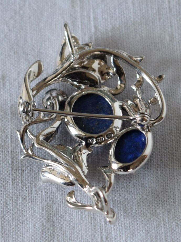 ブローチの裏側