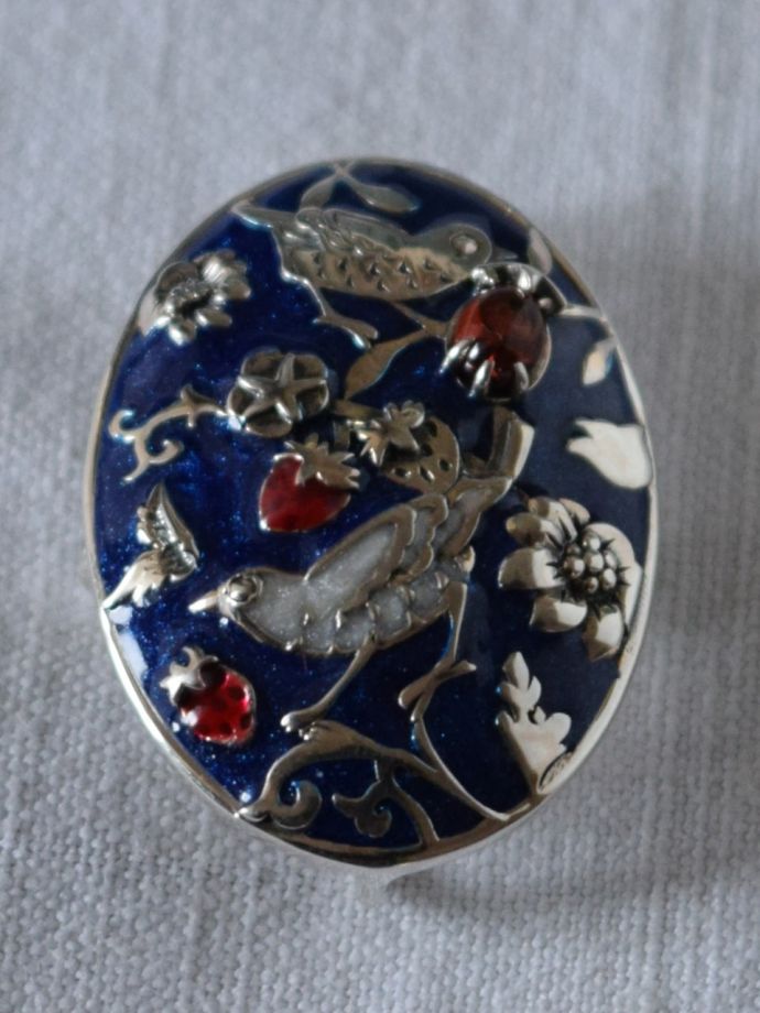 ウィリアムモリスデザインのブローチ