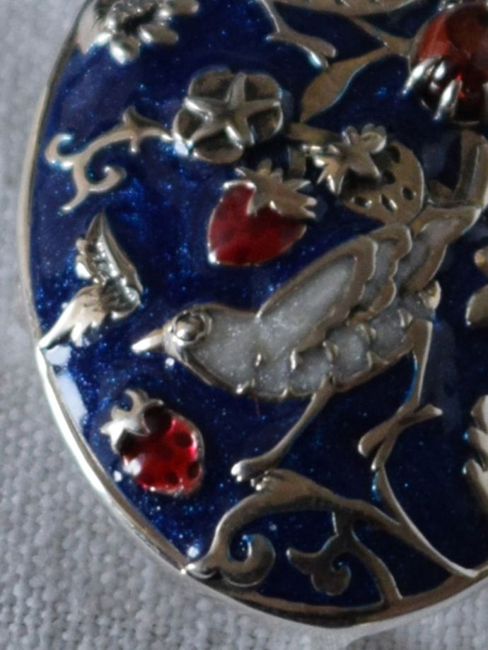 モリスのブローチの天然石