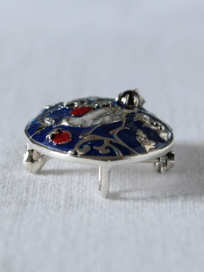 モリスデザインーのブローチ