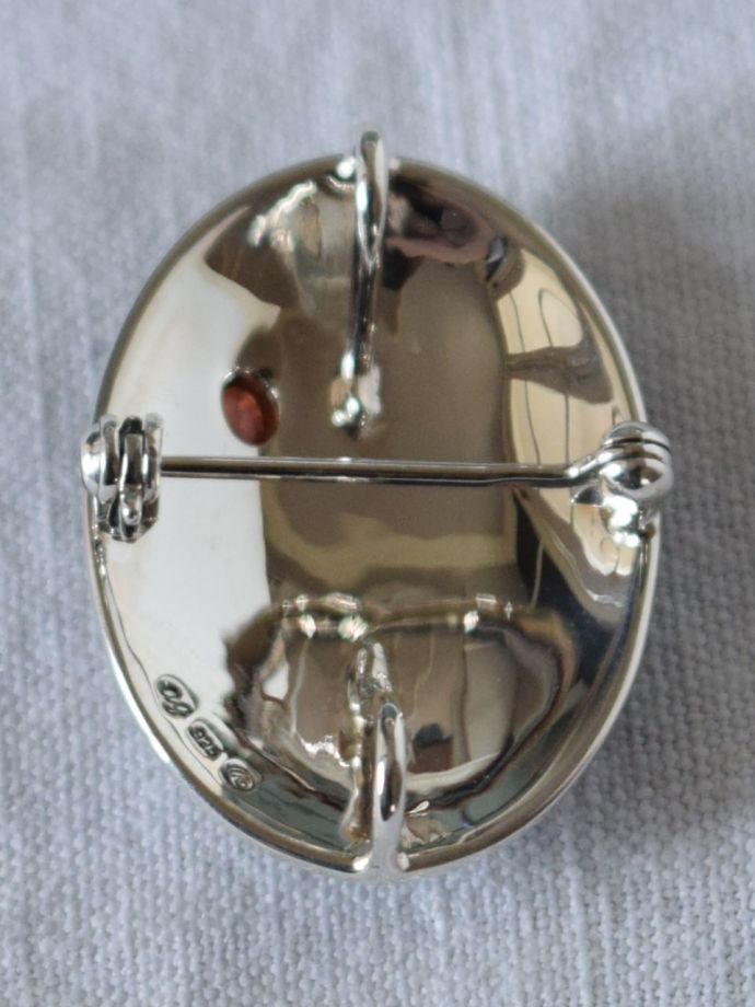 ブローチの裏側