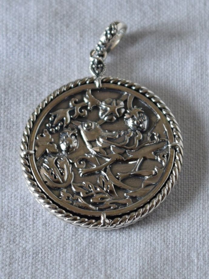 ウィリアムモリスデザインのペンダントトップ