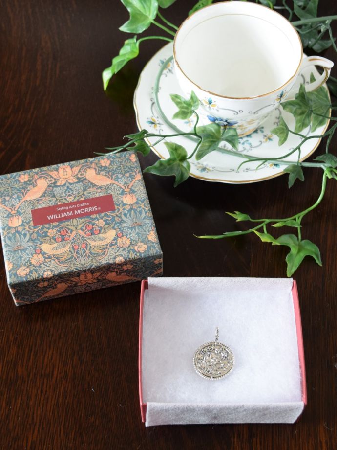 ウィリアムモリスジュエリーの専用ボックス入り