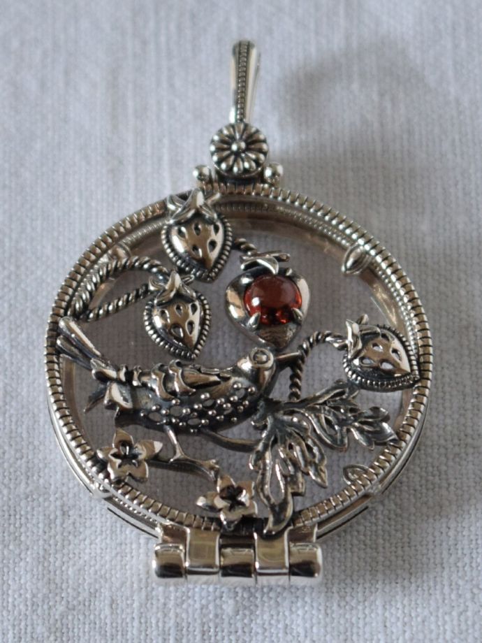 ウィリアムモリスデザインのペンダント