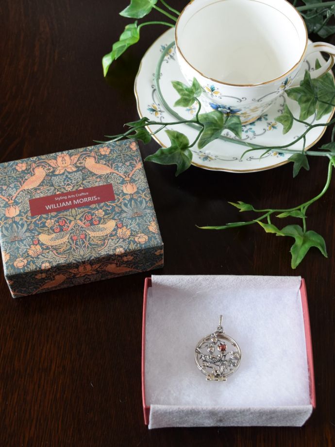 ウィリアムモリスジュエリーの専用ボックス入り