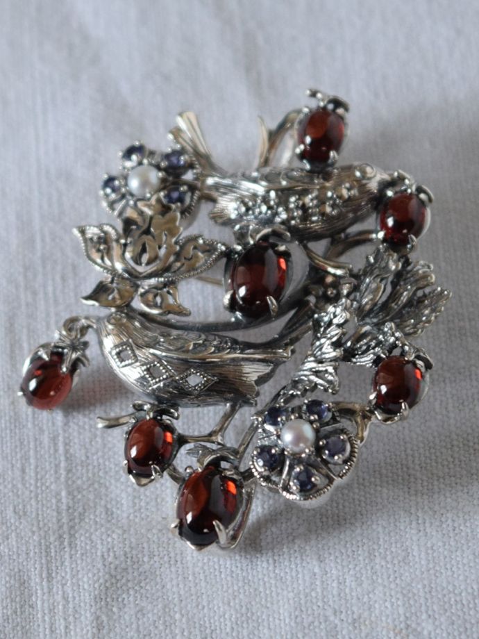 ウィリアムモリスデザインのブローチ