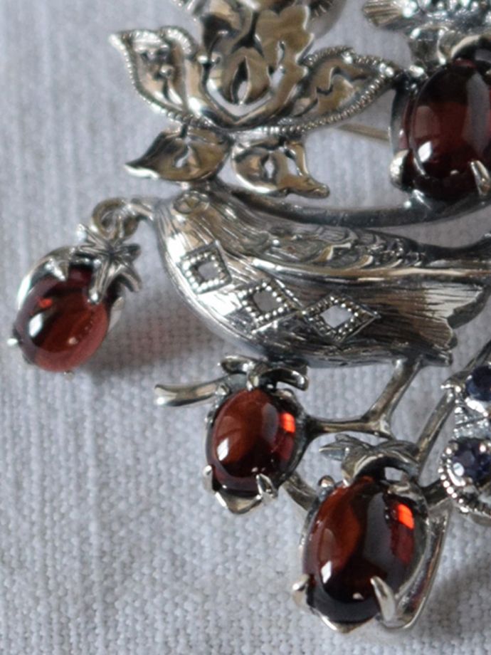 モリスのブローチの天然石