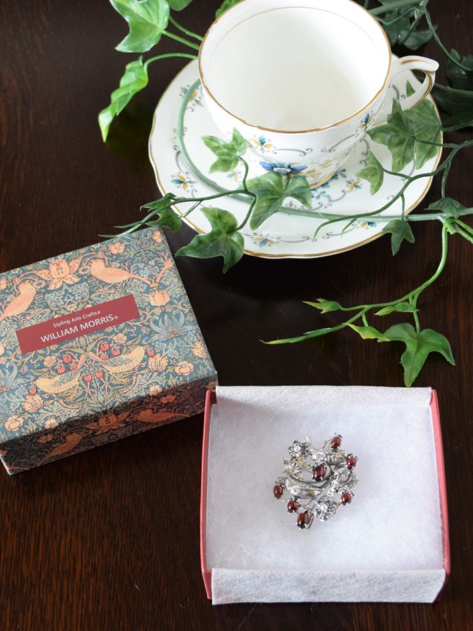 ウィリアムモリスジュエリーの専用ボックス入り