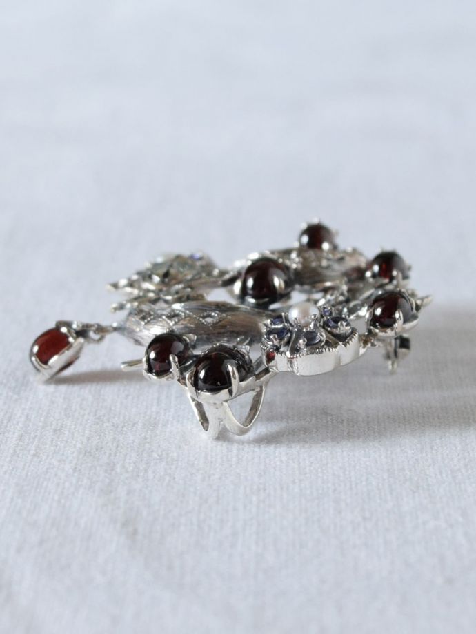 モリスデザインーのブローチ