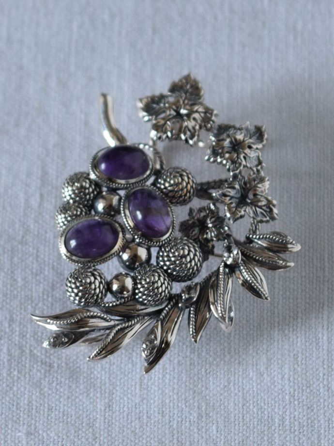 ウィリアムモリスデザインのブローチ