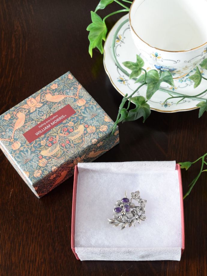 ウィリアムモリスジュエリーの専用ボックス入り