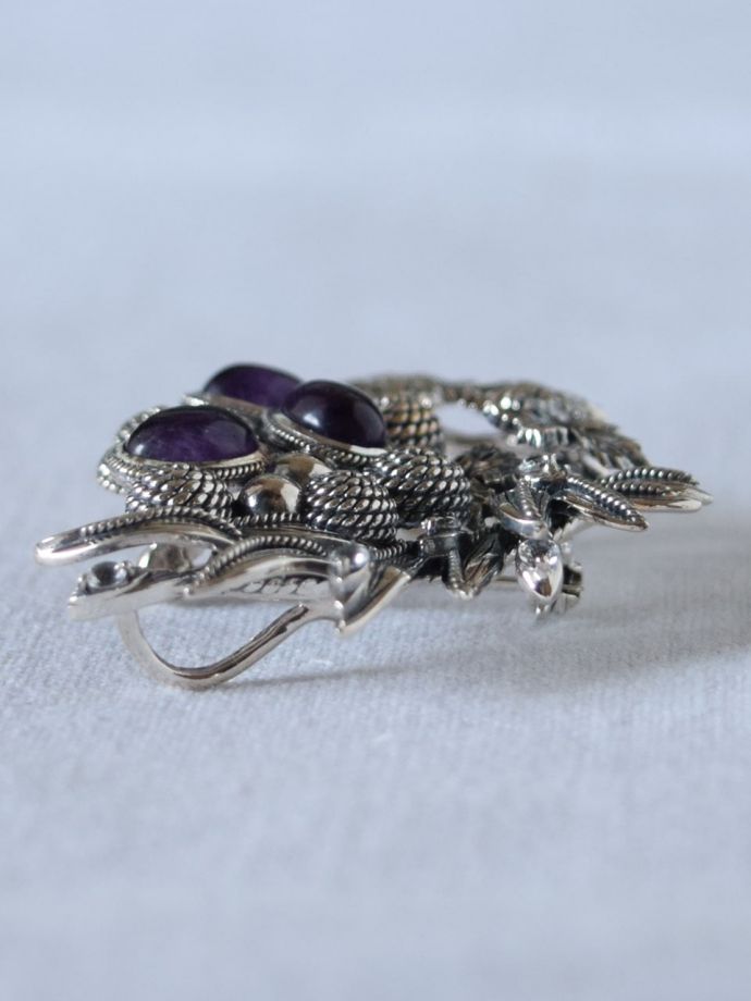 モリスデザインーのブローチ