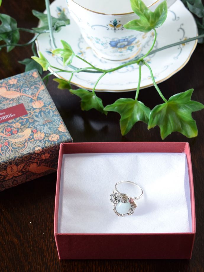 ウィリアムモリスジュエリーの専用ボックス入り