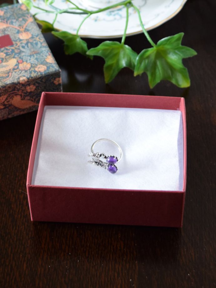 ウィリアムモリスジュエリーの専用ボックス入り