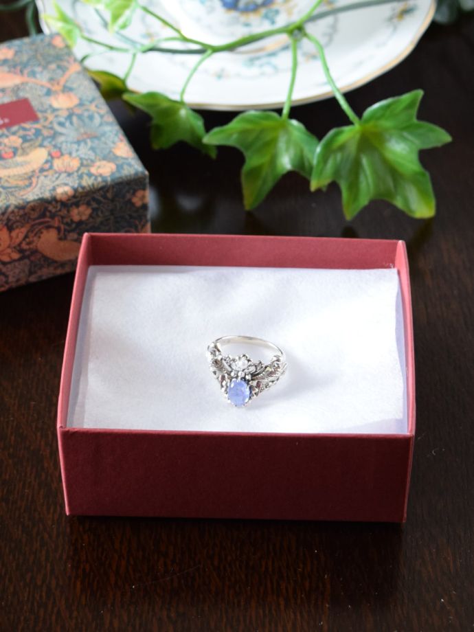 ウィリアムモリスジュエリーの専用ボックス入り