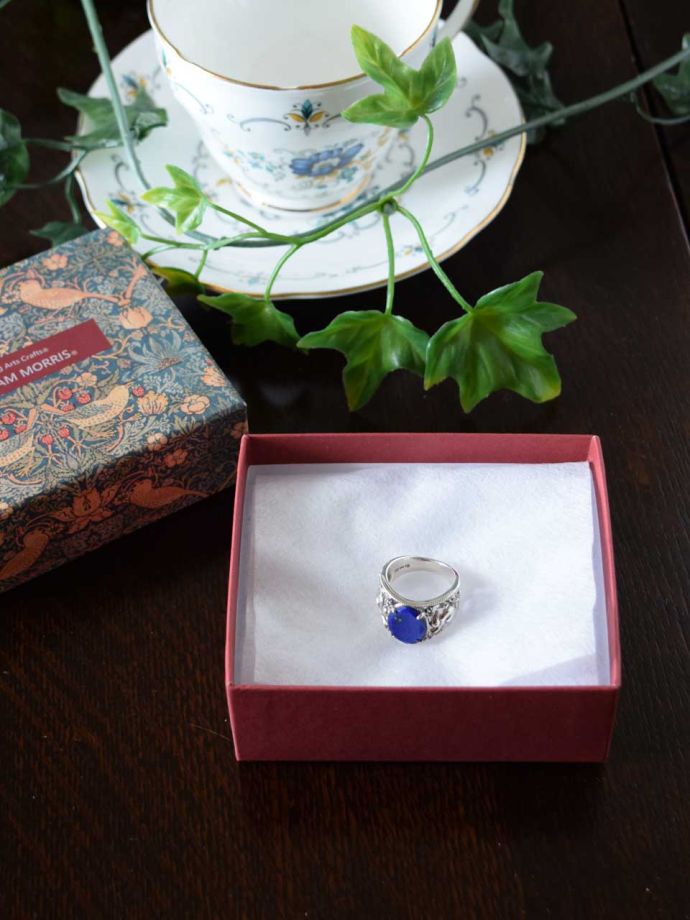 ウィリアムモリスジュエリーの専用ボックス入り