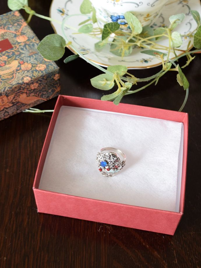 ウィリアムモリスジュエリーの専用ボックス入り