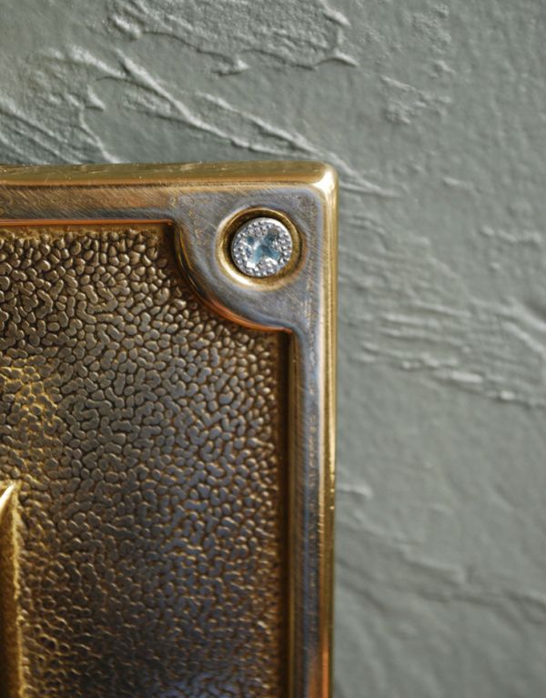 玄関雑貨　インテリア雑貨　真鍮製、郵便ポスト受け口。4ヶ所ビスで固定してお使い下さい。(n15-023)