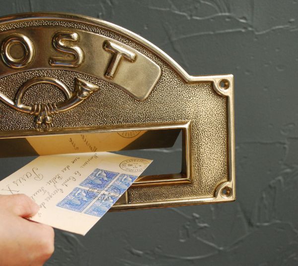 玄関雑貨　インテリア雑貨　真鍮製、郵便ポスト受け口。レンガやアイアンなど、玄関まわりのアイテムともすんなり馴染みます。(n15-023)