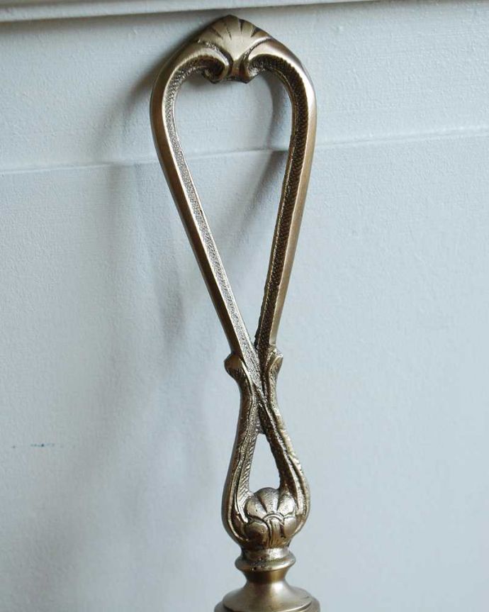 玄関雑貨　インテリア雑貨　お出かけ直前をオシャレに過ごすアンティーク風に仕上げの真鍮製靴べら（ゴールド・ループ）。高級感漂うアンティーク風のデザインアンティーク風に仕上げた高級感漂うデザイン。(n15-049)