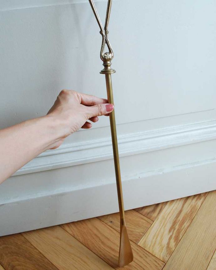 玄関雑貨　インテリア雑貨　お出かけ直前をオシャレに過ごすアンティーク風に仕上げの真鍮製靴べら（ゴールド・ループ）。大きさはコレくらい玄関にちょこっと置いておけるスリムなサイズです。(n15-049)