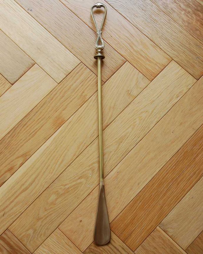 玄関雑貨　インテリア雑貨　お出かけ直前をオシャレに過ごすアンティーク風に仕上げの真鍮製靴べら（ゴールド・ループ）。上から見ると･･･英国のアンティークをモチーフにしています。(n15-049)