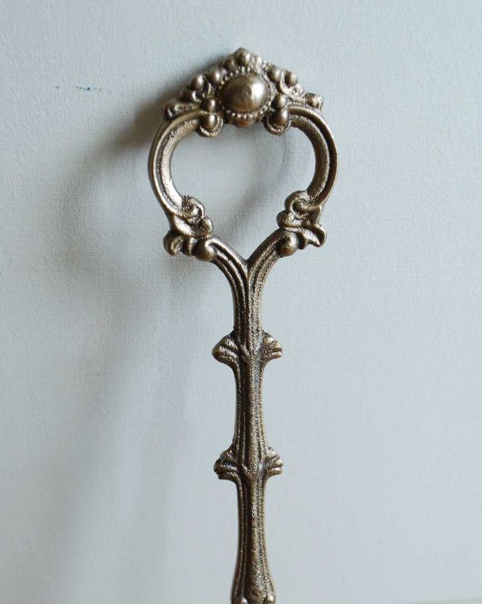 玄関雑貨　インテリア雑貨　お出かけ直前をオシャレに過ごすアンティーク風に仕上げの真鍮製靴べら（ゴールド・花）。高級感漂うアンティーク風のデザインアンティーク風に仕上げた高級感漂うデザイン。(n15-051)