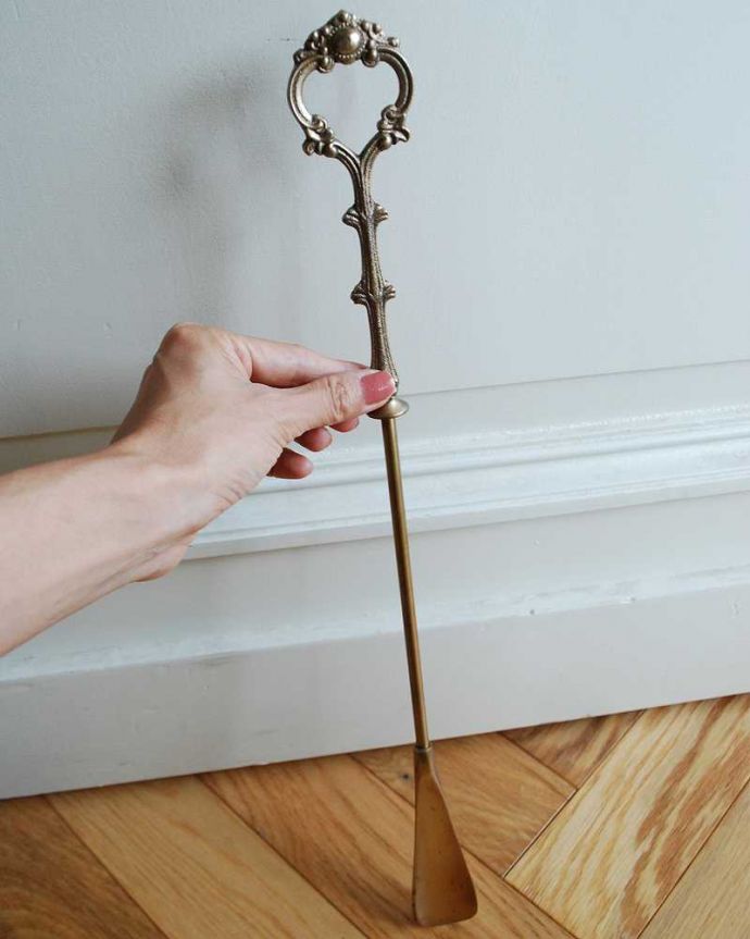 玄関雑貨　インテリア雑貨　お出かけ直前をオシャレに過ごすアンティーク風に仕上げの真鍮製靴べら（ゴールド・花）。大きさはコレくらい玄関にちょこっと置いておけるスリムなサイズです。(n15-051)