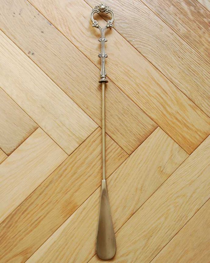 玄関雑貨　インテリア雑貨　お出かけ直前をオシャレに過ごすアンティーク風に仕上げの真鍮製靴べら（ゴールド・花）。上から見ると･･･英国のアンティークをモチーフにしています。(n15-051)