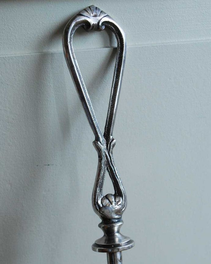 玄関雑貨　インテリア雑貨　お出かけ直前をオシャレに過ごすアンティーク風に仕上げの真鍮製靴べら（シルバー・ループ）。高級感漂うアンティーク風のデザインアンティーク風に仕上げた高級感漂うデザイン。(n15-052)