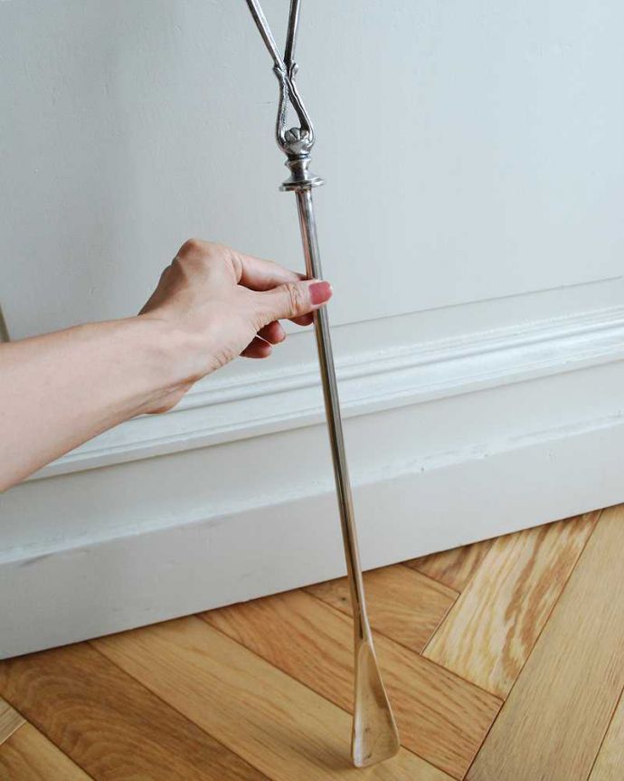 玄関雑貨　インテリア雑貨　お出かけ直前をオシャレに過ごすアンティーク風に仕上げの真鍮製靴べら（シルバー・ループ）。大きさはコレくらい玄関にちょこっと置いておけるスリムなサイズです。(n15-052)