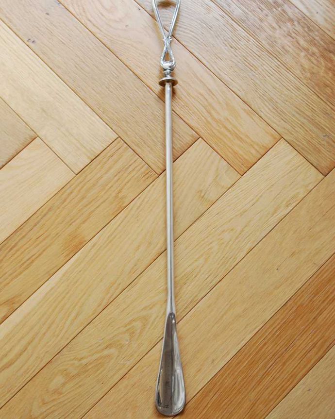 玄関雑貨　インテリア雑貨　お出かけ直前をオシャレに過ごすアンティーク風に仕上げの真鍮製靴べら（シルバー・ループ）。上から見ると･･･英国のアンティークをモチーフにしています。(n15-052)