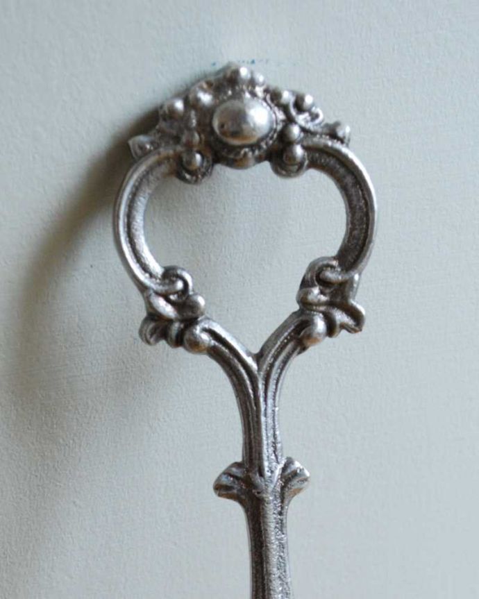 玄関雑貨 インテリア雑貨 お出かけ直前をオシャレに過ごすアンティーク風に仕上げの真鍮製靴べら(シルバー・花)。高級感漂うアンティーク風のデザインアンティーク風に仕上げた高級感漂うデザイン。(n15-054)