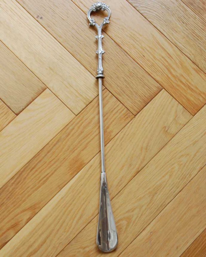 玄関雑貨 インテリア雑貨 お出かけ直前をオシャレに過ごすアンティーク風に仕上げの真鍮製靴べら(シルバー・花)。上から見ると・・・英国のアンティークをモチーフにしています。(n15-054)