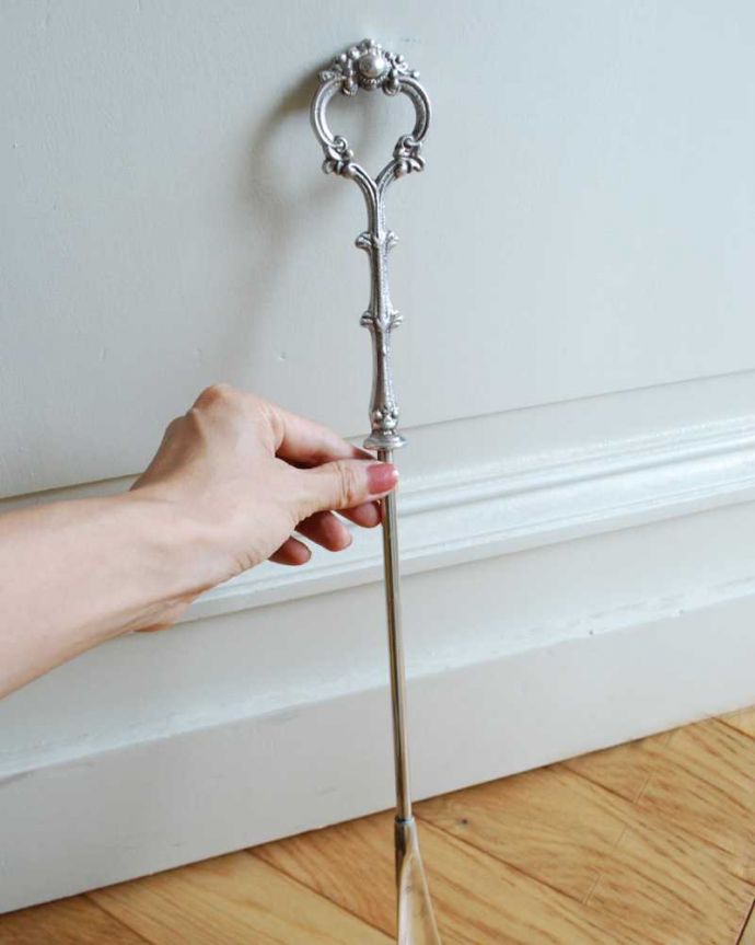 玄関雑貨 インテリア雑貨 お出かけ直前をオシャレに過ごすアンティーク風に仕上げの真鍮製靴べら(シルバー・花)。大きさはコレくらい玄関にちょこっと置いておけるスリムなサイズです。(n15-054)