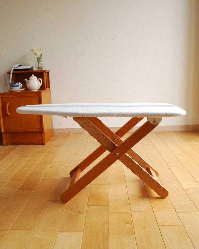 その他インテリア雑貨　インテリア雑貨　ブルーのストライプが爽やか　木製のアイロニングボード　Ｓ 。2段階で高さを調節することができます。(n16-153)