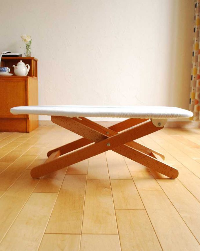 その他インテリア雑貨　インテリア雑貨　ブルーのストライプが爽やか　木製のアイロニングボード　Ｓ 。自由に高さを変えて便利にお使いいただけます。(n16-153)