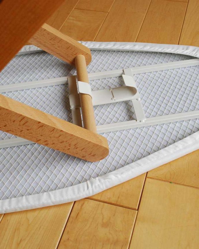 その他インテリア雑貨　インテリア雑貨　ブルーのストライプが爽やか　木製のアイロニングボード　Ｓ 。脚を外して、金具にかけて高さを調節します。(n16-153)