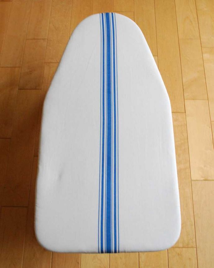 その他インテリア雑貨　インテリア雑貨　ブルーのストライプが爽やか　木製のアイロニングボード　Ｓ 。広々とした天板で、ブルーのラインが爽やかです。(n16-153)