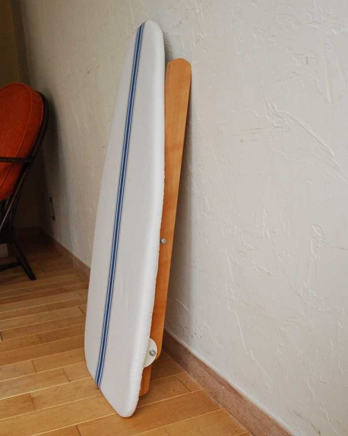 その他インテリア雑貨　インテリア雑貨　ブルーのストライプが爽やか　木製のアイロニングボード　Ｓ 。使わないときには折りたたんでおくことができるので、場所も取らずに便利。(n16-153)