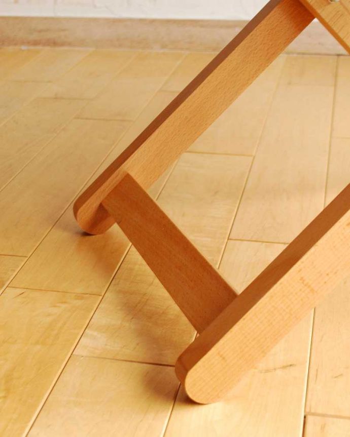 その他インテリア雑貨　インテリア雑貨　ブルーのストライプが爽やか　木製のアイロニングボード　Ｓ 。脚は木製でナチュラルな風合いです。(n16-153)